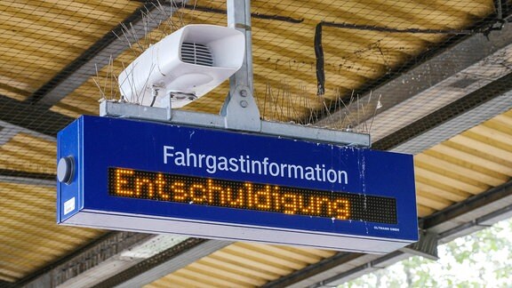 Entschuldigung steht auf einem Fahrgastinformationssystem der Deutschen Bahn