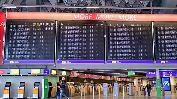 Der ganztägige Warnstreik im Verkehrswesen, legt den Flugverkehr und den Bahnverkehr lahm. Hier am Frankfurter Flughafen Fraport Frankfurt am Main 
