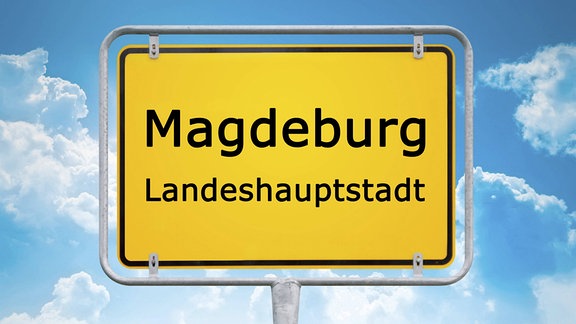 Ortseingangsschild Landeshauptstadt Magdeburg vor einer gruenen Wiese