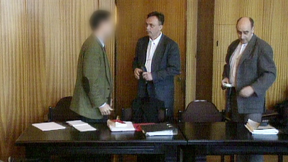 Aufnahmen aus "Sachsen-Anhalt heute" vom 8. März 1996 zeigen den Juristen Norbert Höss mit seinen Anwälten im Gerichtssaal.