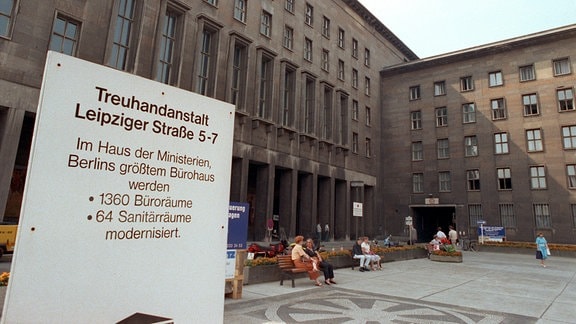 Blick auf das frühere Haus der Ministerien in der Leipziger StraÃe, in dem nun die Berliner Treuhandanstalt eingezogen ist.