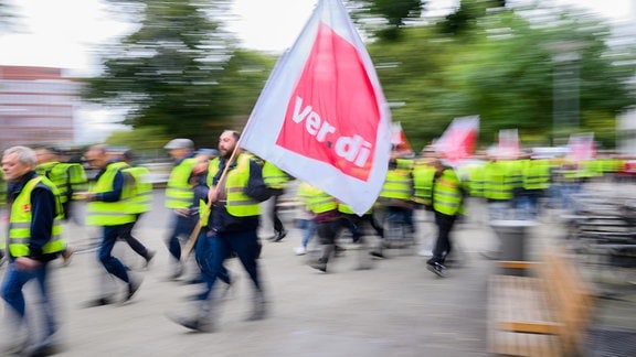 Gewerkschaften Wollen Acht Prozent Mehr Für Den öffentlichen Dienst Von ...