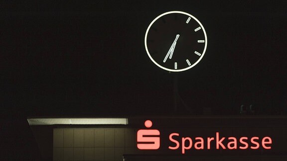 An der Uhr auf dem Dach der Sparkasse am Neumarkt in Saarbrücken leuchten nur die Hälfte der Anzeigen. 