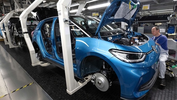 Ein Modell der neuen Generation des ID.3 wird im VW-Werk in Zwickau montiert