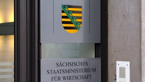 Schild des Sächsischen Staatsministeriums für Wirtschaft und Arbeit in Dresden