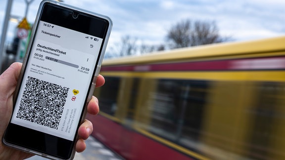 Auf dem Display eines Smartphones wird der QR-Code vom bundesweiten Deutschland-Ticket angezeigt