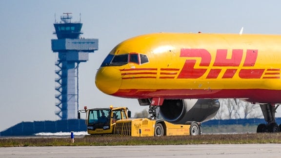 DHL-Frachtflugzeug auf dem Flughafen Leipzig/Halle