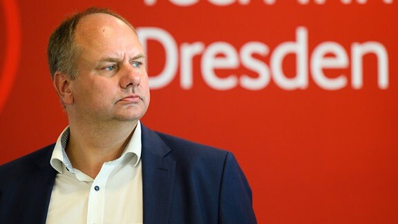 Dirk Hilbert (FDP), Oberbürgermeister der Stadt Dresden, steht bei der Vorstellung des Vodafone Tech Innovation Center im Ostragehege nahe der Messe Dresden vor dem Schriftzug "Dresden". 