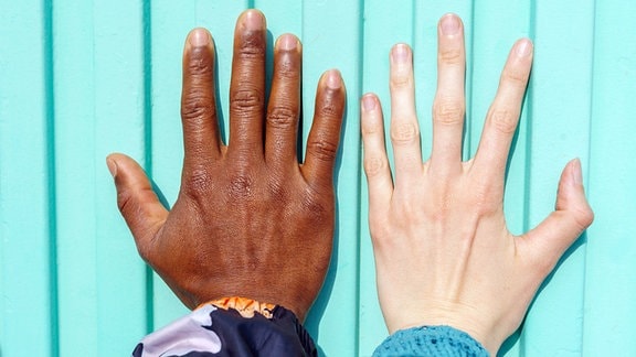 Hände mit verschiedener Hautfarbe