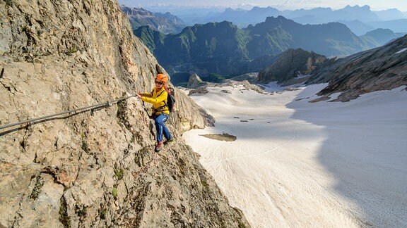 Bergsteigerin am Dolomiten-Gipfel Marmolada