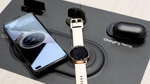 Ein Smartphone und eine Uhr.