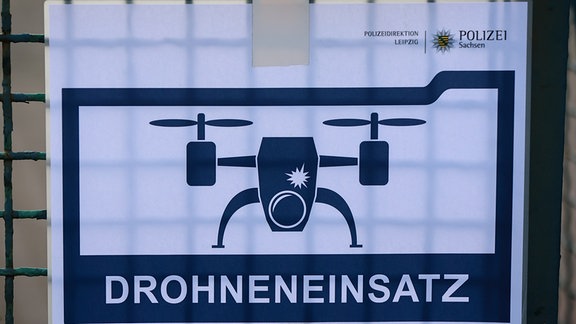 Ein Schild "Drohneneinsatz" der Polizei weist auf den Einsatz einer Polizeidrohne hin.