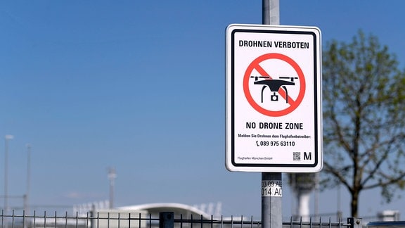 Ein Schild weist auf ein Drohnenverbot hin