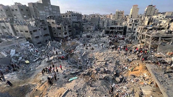 Palästinenser inspizieren die Schäden an Gebäuden, die von israelischen Luftangriffen getroffen wurden, im Flüchtlingslager Dschabalia im nördlichen Gazastreifen.