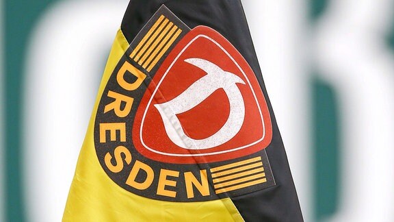 Eckfahne mit Dynamo Dresden Logo.