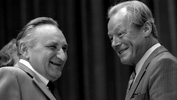Egon Bahr mit Willy Brandt auf einem Wahlparteitag der SPD. 