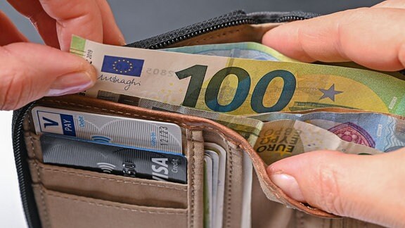 Viele Eurobanknoten stecken in einer Geldbörse