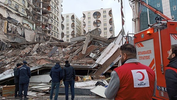 Rettungsteams versuchen, verschüttete Bewohner in den eingestürzten Gebäuden des Galleria Apartments in Diyarbakir im Südosten der Türkei zu erreichen. 