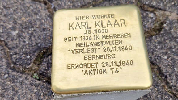 Eine Messingplatte auf einem Stein, in den der Name Karl Klaar graviert ist. 
