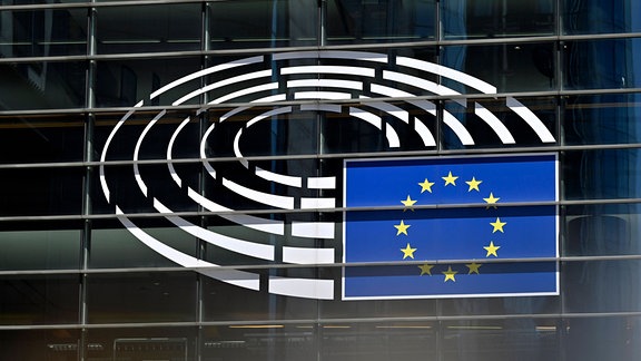 Logo am Europäischen Parlament in Brüssel