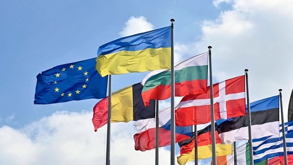 Neben den Flaggen der EU-Mitgliedsstaaten ist auch jene der Ukraine aufgezogen. 