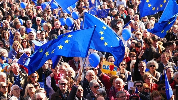 Menschen demonstrieren mit Europafahnen.