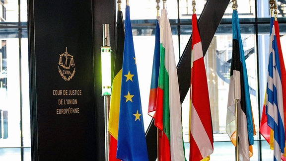 Eingangsschild und Fahnen am Europäischen Gerichtshof