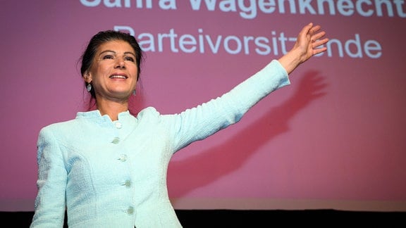 Sahra Wagenknecht reagiert nach den ersten Prognosen auf der Wahlparty des „Bündnis Sahra Wagenknecht - Vernunft und Gerechtigkeit“ (BSW).