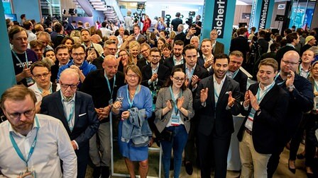 Teilnehmer reagieren bei der CDU-Wahlparty auf die Wahlergebnisse der Europawahl im Konrad-Adenauer-Haus. 