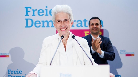 Marie-Agnes Strack-Zimmermann spricht zu Anhängern beim Wahlabend in der FDP-Parteizentrale. 