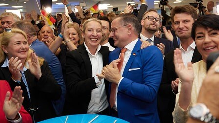 Alice Weidel und Tino Chrupalla jubeln in der AfD-Parteizentrale bei der Prognose zur Europawahl.