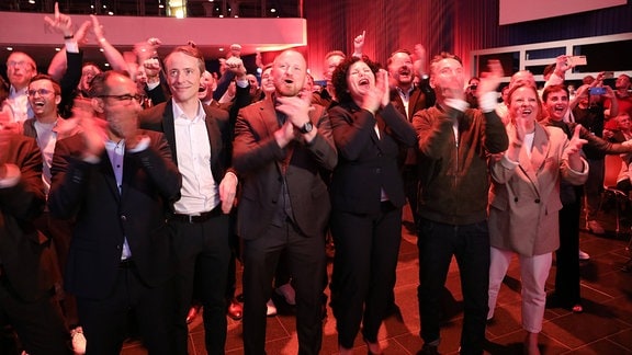 Anhänger der Partei Bündnis Sahra Wagenknecht reagieren auf die 18-Uhr-Prognose