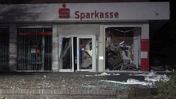 Stark beschädigte Sparkassenfiliale nach Sprengung von Geldautomat.
