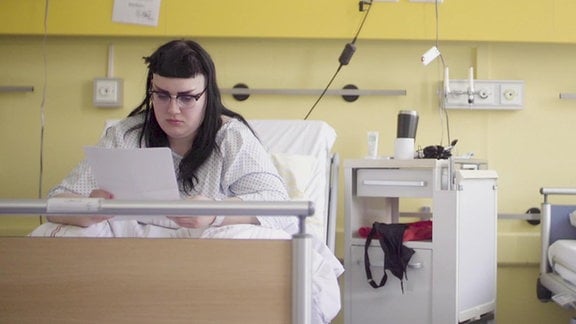 Exakt-Bericht zum Abnehmen: eine Frau auf einem Bett im Krankenhaus