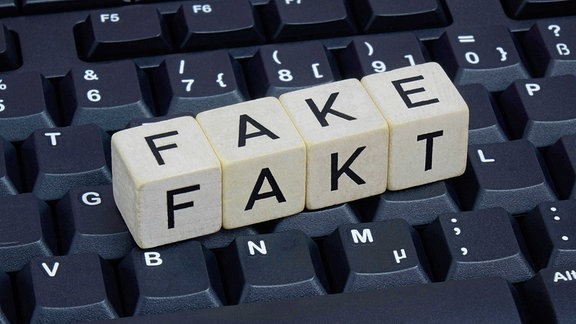 Fake und Fakt auf einer Tastatur