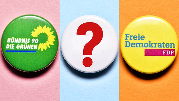 FOTOMONTAGE, Partei-Anstecker von der FDP und den Grünen mit Fragezeichen
