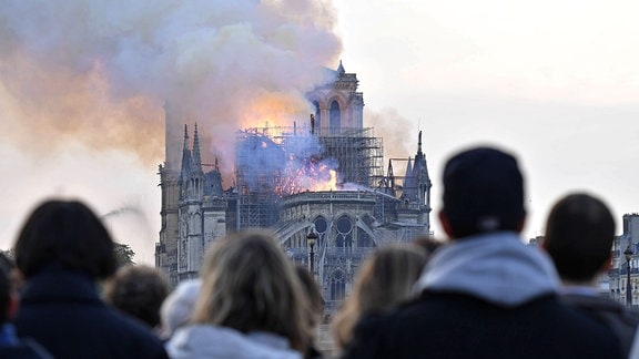 Die Kathedrale Notre Dame in Paris brennt