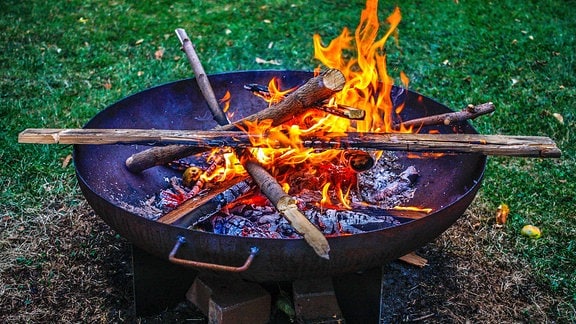 Holz brennt in einer Feuerschale.