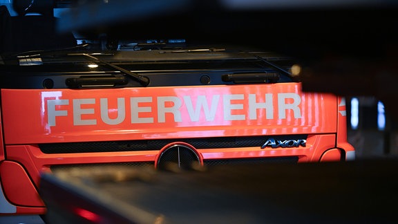 Der Schriftzug Feuerwehr ist auf einem Einsatzfahrzeug der Feuerwehr angebarcht.