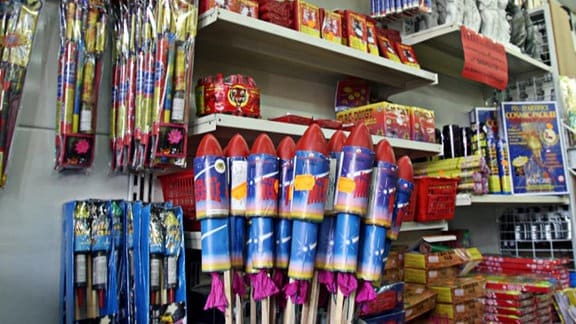 Feuerwerksköper stehen in einem Laden