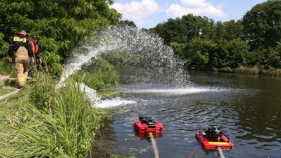 Feuerwehrleute pumpen im Sommer 2023 Sauerstoff in den Gleiwitzer Kanal, um das Algenwachstum zu verhindern. 