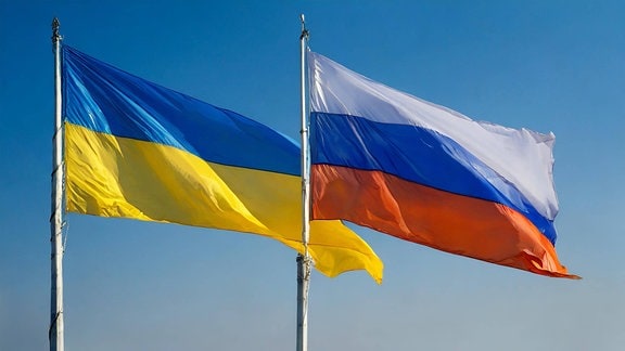 Die Fahnen der Ukraine und Russlands