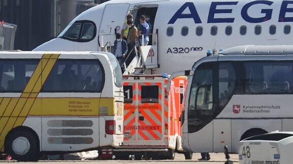 Die ersten Flüchtlingskinder aus Griechenland sind am Flughafen Hannover in Langenhagen gelandet