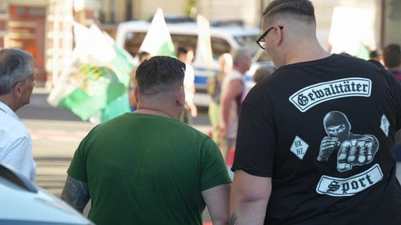 Zwei Männer auf einer Demo der Freien Sachsen 