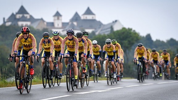 Radfahrer sind beim "European Peace Ride" vor der Augustusburg unterwegs. 