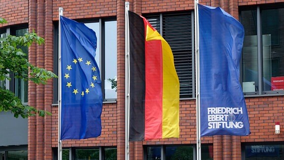 Fahnen vor der Friedrich-Ebert-Stiftung