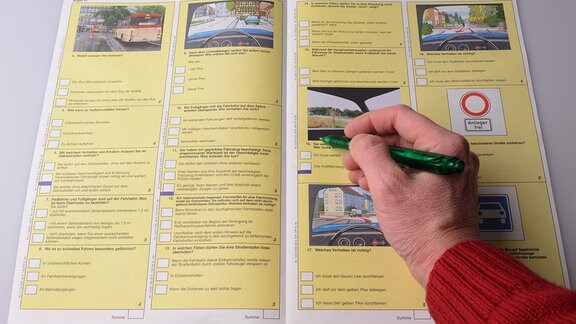 Eine Hand füllt 2011 einen Prüfbogen mit amtlichen Prüfungsfragen für die theoretische Führerscheinprüfung aus.