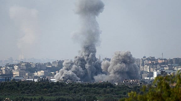 Rauch steigt nach israelischem Luftangriff im Gazstreifen auf
