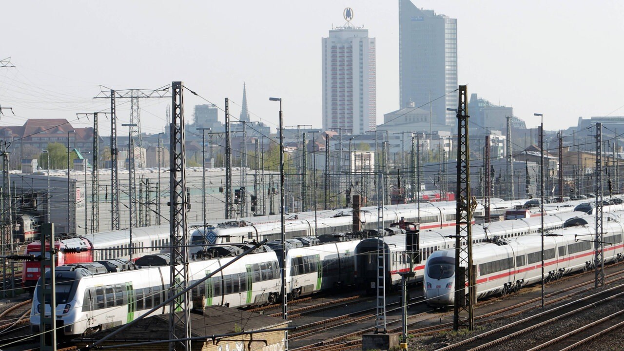 Deutsche Bahn Lokfuhrer Der Gdl Wollen Bereits Ab Dienstagabend Streiken Mdr De