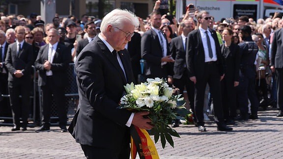 Frank Walter Steinmeier legt Blumen zum Gedenken an einen getöteten Polizisten nieder